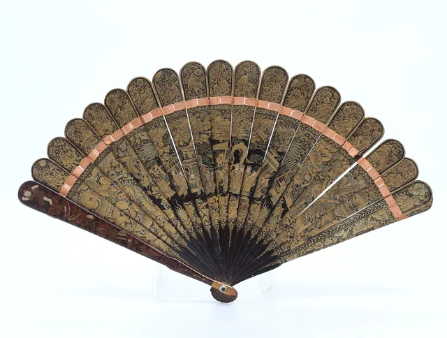 Chinese folding fan in lacquered and gilt tortoiseshell, 19th Century.