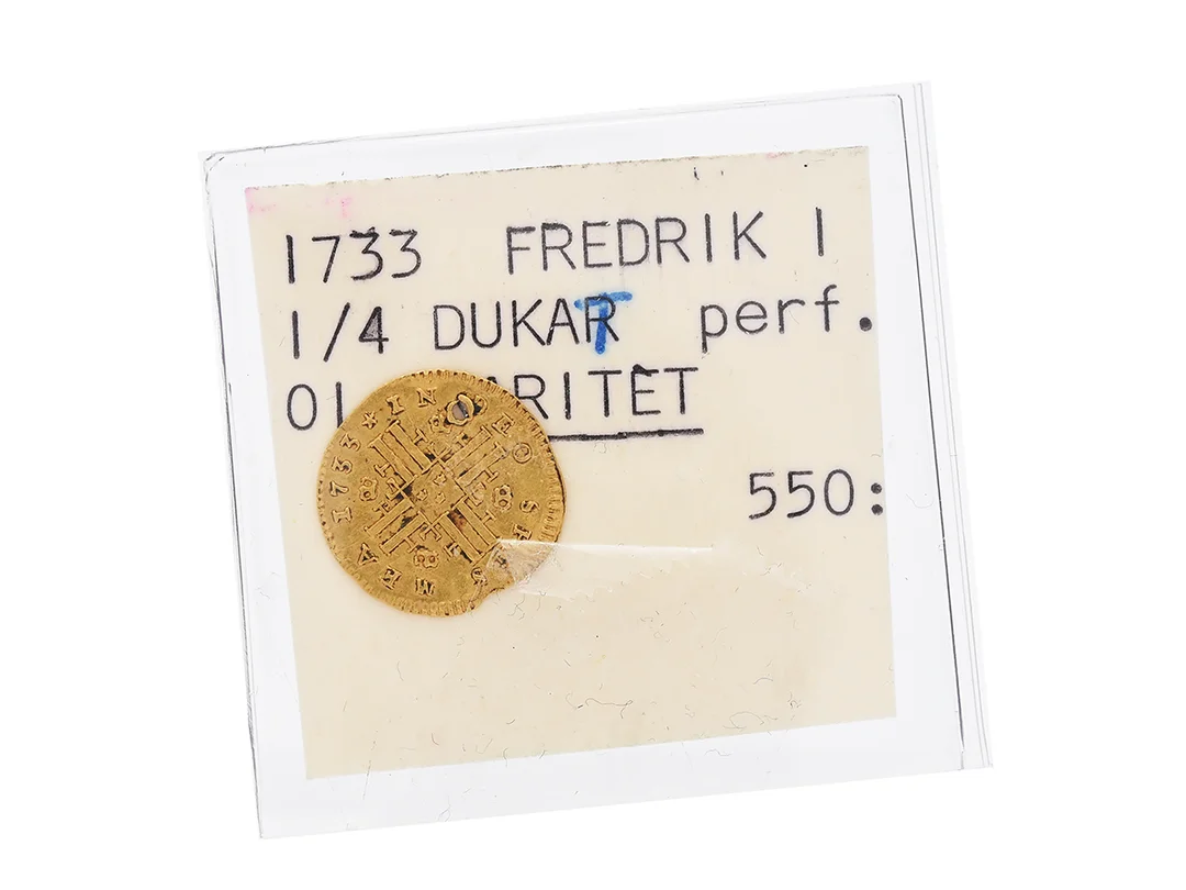 MYNT, 23,42K guld, 1/4 Dukat, 1733, Fredrik, kvalité ca 1+ men med borrhål, diameter 14 mm, kantskada, vikt 0,8 g. — Mynt/Svenska mynt — Kaplans