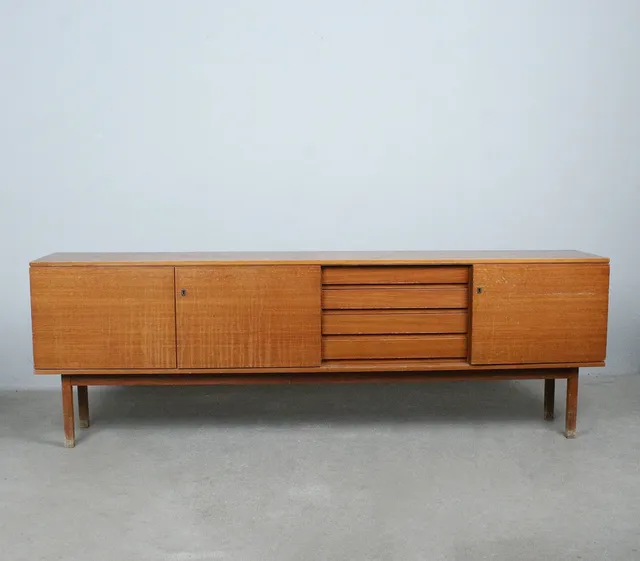 BARTELS WERKEN GMBH. Sideboard der 1960er Jahre, Nussbaum.