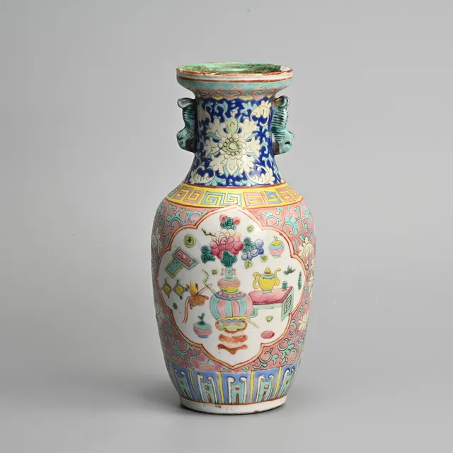 A CHINESE FAMILLE ROSE PORCELAIN VASE, EARLY 20TH CENTURY.