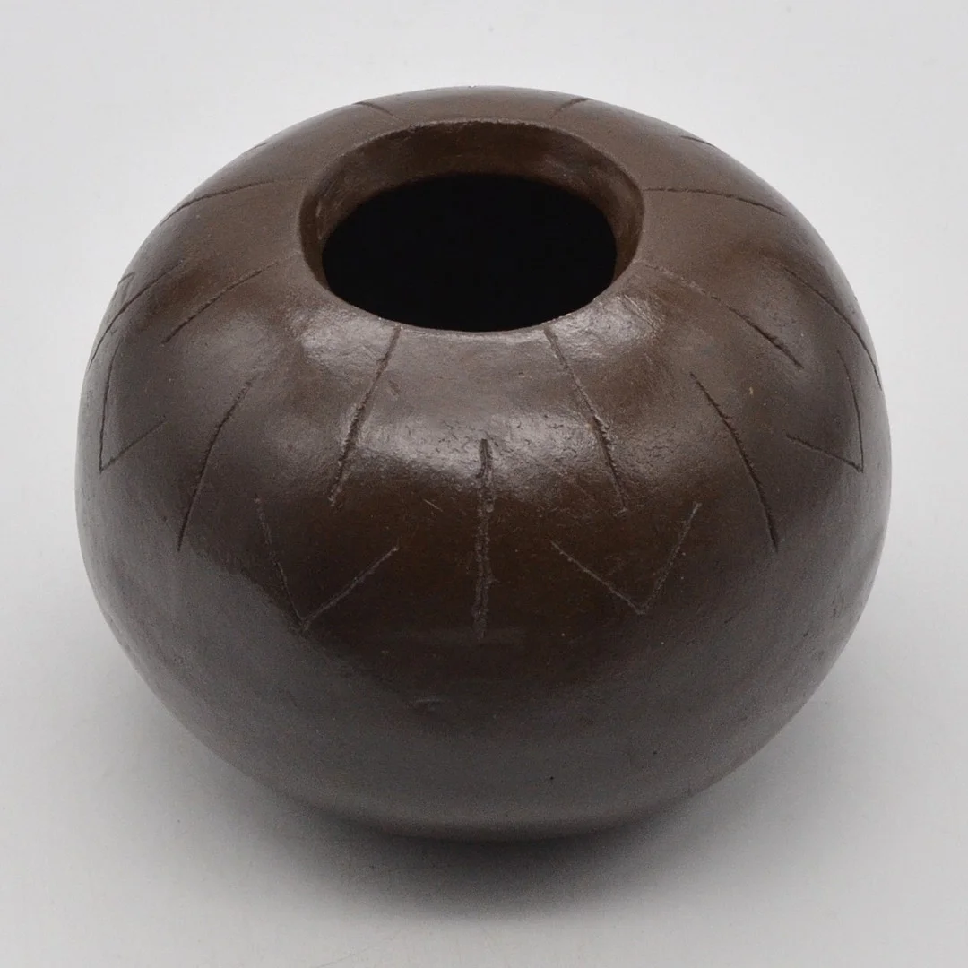 SCHWERE STUDIO VASE, KERAMIK, HANDGEMACHT MIT RITZDEKOR, VINTAGE. — European — Kunst- und Auktionshaus Kleinhenz
