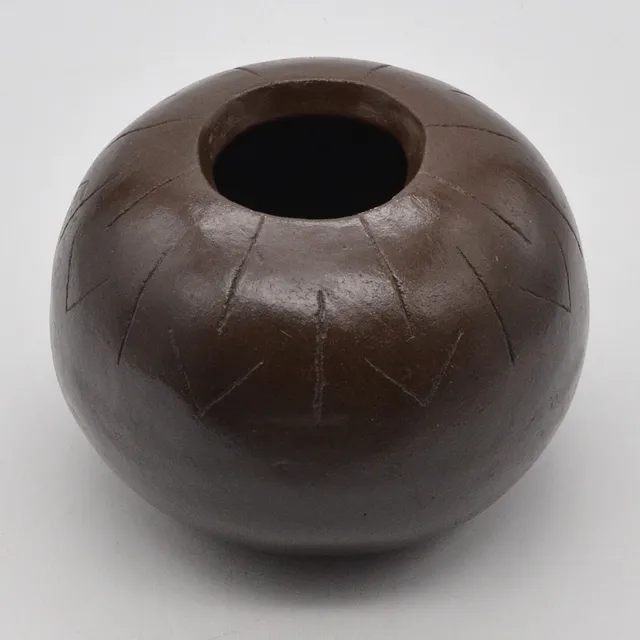 SCHWERE STUDIO VASE, KERAMIK, HANDGEMACHT MIT RITZDEKOR, VINTAGE.