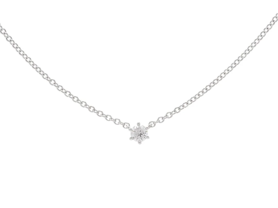 ENSTENSCOLLIER, 18K vitguld, briljantslipad diamant ca 0,08 ct, ca W/VS, längd 42/45 cm, vikt 1,7 g. — Smycken/Collier — Kaplans