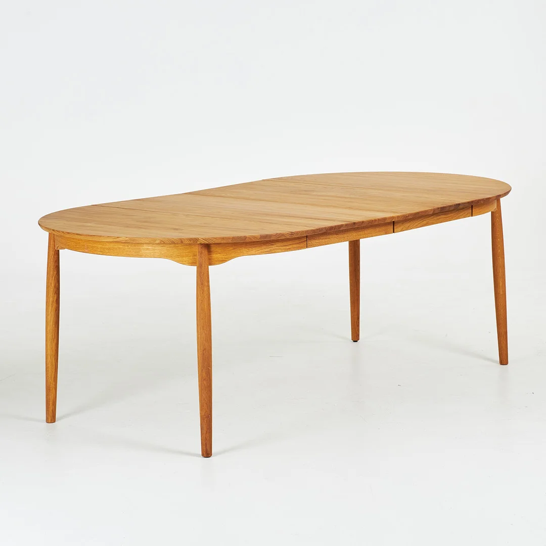 MARIT STIGSDOTTER. Matbord, "Carl", oljad ek, 2 st iläggsskivor, brännmärkt Stolab. — Tables — Stockholms Auktionsverk Sickla