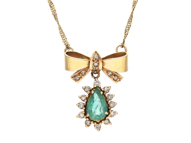 COLLIER, 18K guld, droppslipad smaragd 1,50 ct, åttkantslipade diamanter ca 0,46 ctv, ca W-Cr/SI-P, längd 41 cm, vikt 9,5 g, diamanter med nagg och skador, smaragden med inneslutningar som når ytan och nagg.