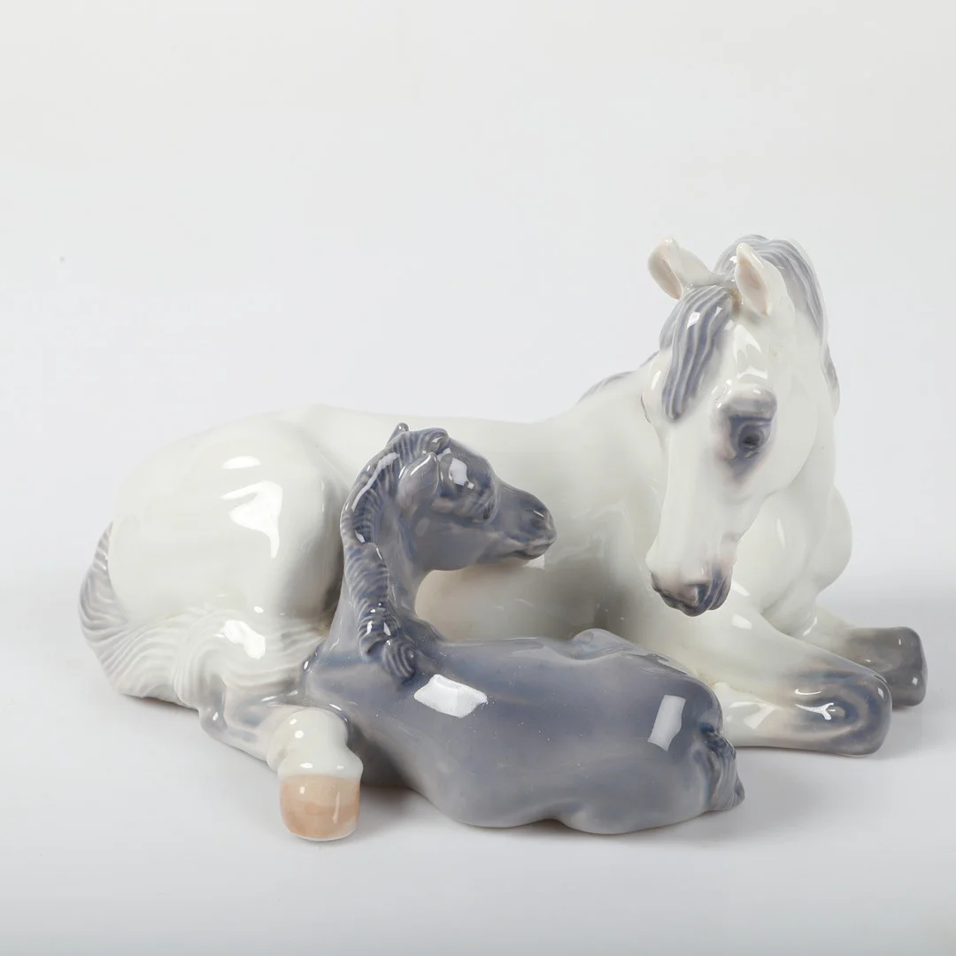 FIGURIN, häst med föl porslin, Royal Copenhagen, Danmark. — European — Helsingborgs Auktionskammare