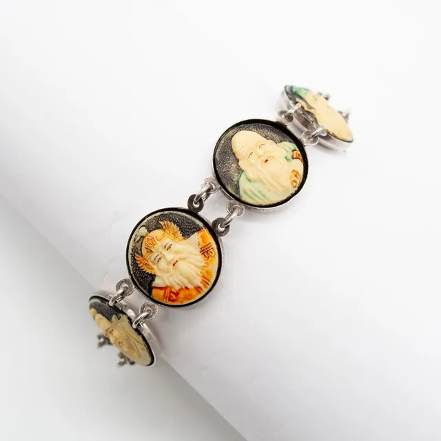 SELTENES ANTIKES, JAPANISCHES TOSHIKANE ARMBAND, MIT DEN SIEBEN GLÜCKSGÖTTERN, BEIN, 925ER STERLINGSILBER, HANDBEMALT.