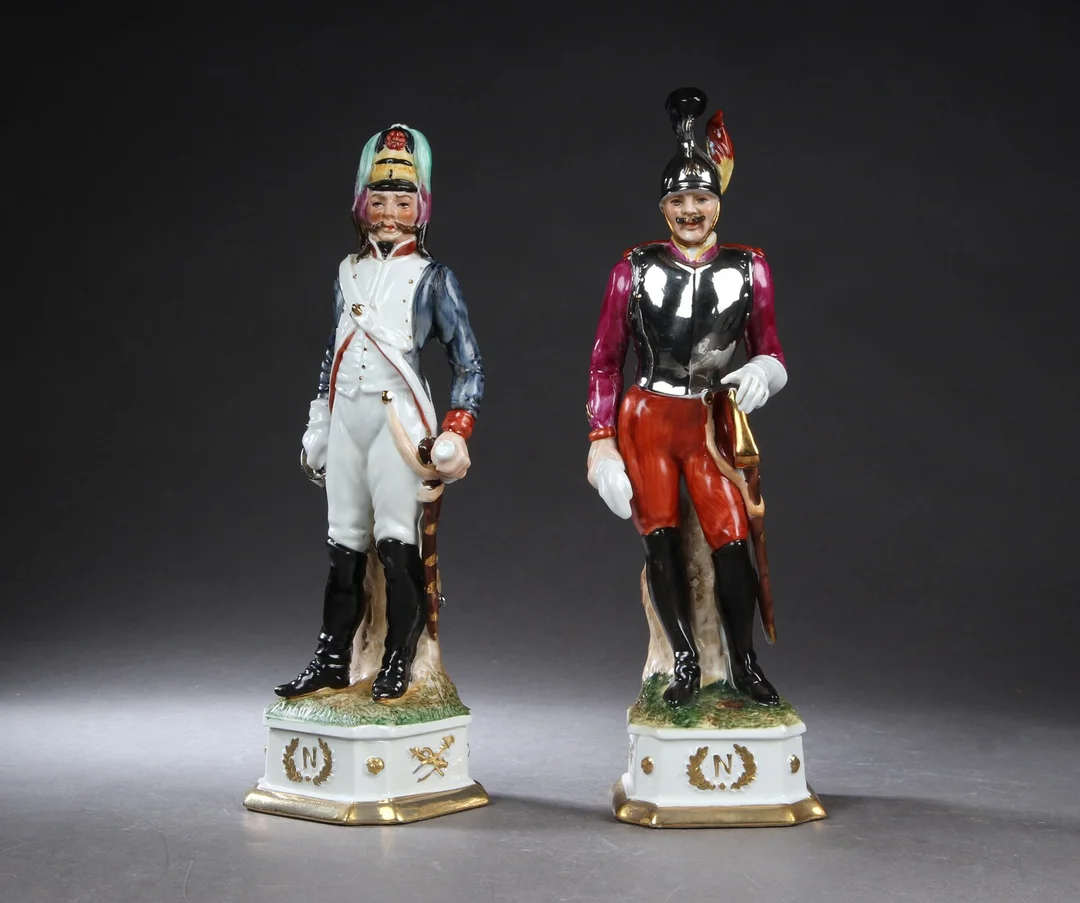 Capodemonte. To figurer af porcelæn i form af officerer fra Napoleons hær (2) — Glass, porcelain and ceramics/Figures — Lauritz