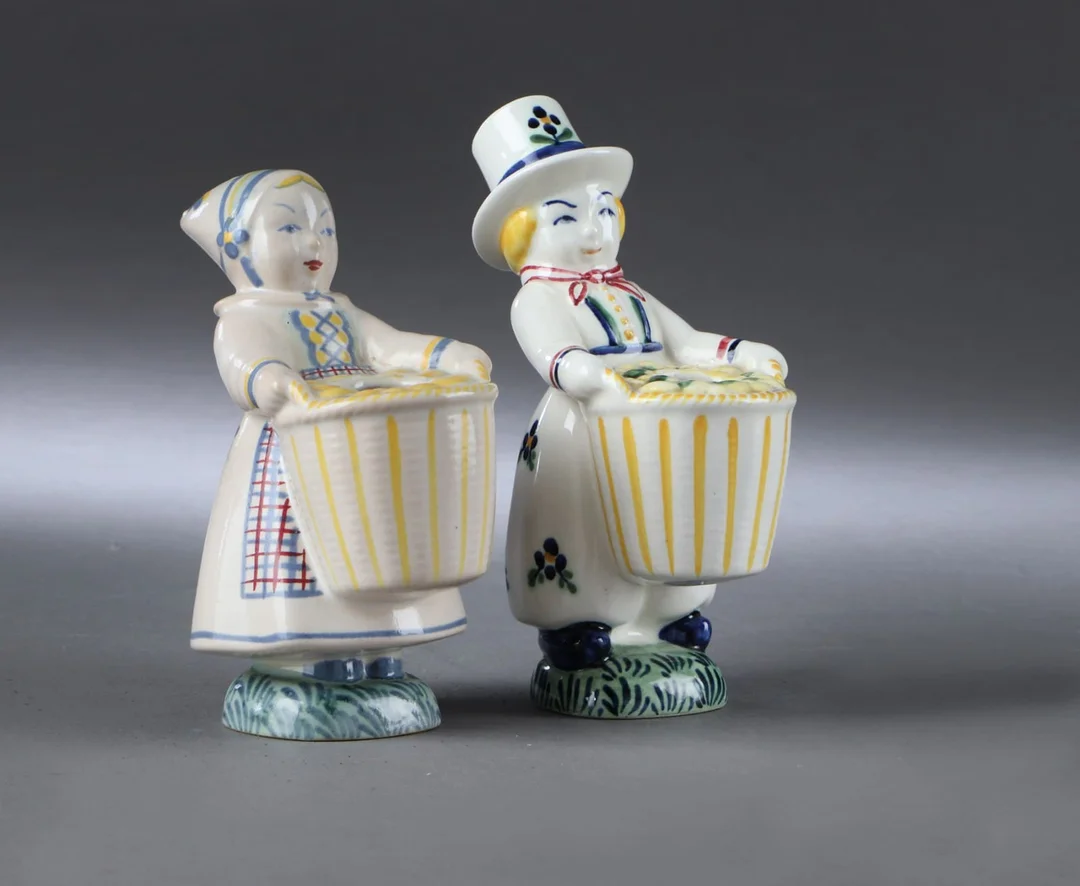 Aluminia. Et par børnehjælpsfigurer af fajance (2) — Glass, porcelain and ceramics/Figures — Lauritz