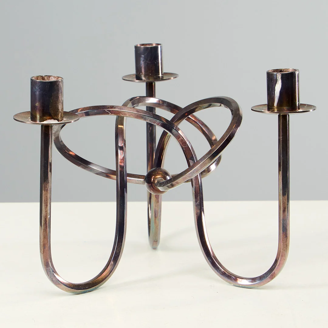 JOSEF FRANK. "Vänskapsknuten", kandelaber, försilvrad mässing, Firma Svenskt Tenn. — Candlesticks — Uppsala Auktionskammare