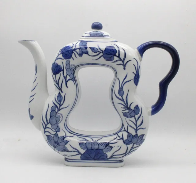 CHINESISCHE PORZELLAN-TEEKANNE, CA. 1900–1950.
