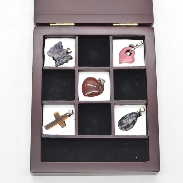 EDELSTEIN-ANHÄNGER-SET, BOX MIT 5 ANHÄNGERN, VERSCHIEDENE FORMEN, SPÄTES 20. JAHRHUNDERT.
