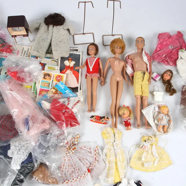 MATTEL INC., 5 dockor samt kläder och tillbehör, mestadels 1960-tal.