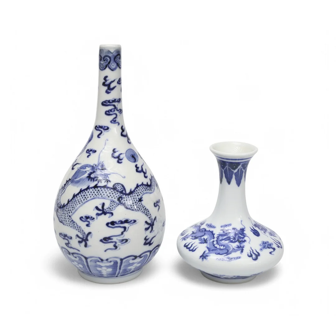 VASER, porslin, 2 st., underglasyrblått måleri, Kina, Guangxu, (1874-1908). och senare. — Oriental — Limhamns Auktionsbyrå