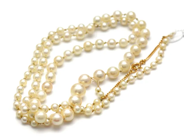 Pärlcollier 64cm, doserat, pärlstorlek ca 3-7mm, lås 18K, skadat