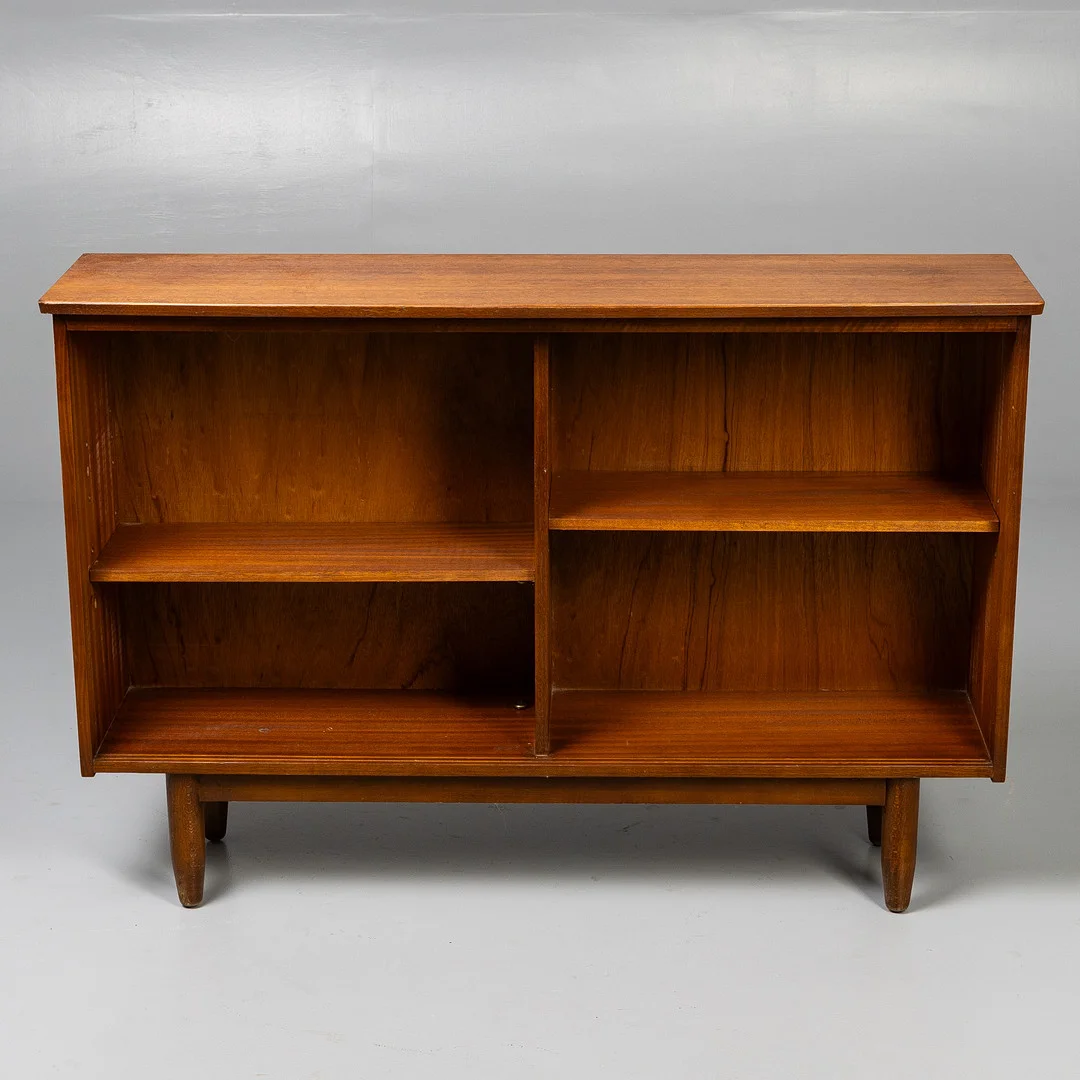 MID-CENTURY TEAK NARROW BOOKCASE / DISPLAY UNIT. — Cupboards, Cabinets & Shelves — Griffin’s Auctioneers