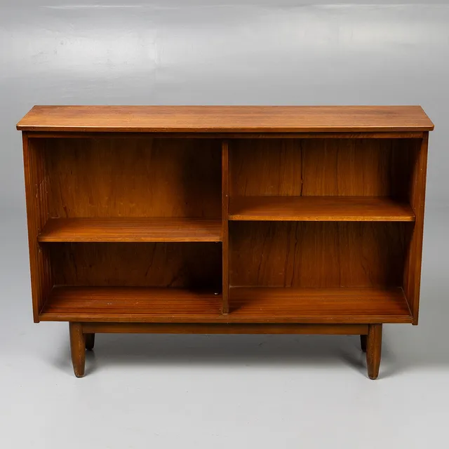 MID-CENTURY TEAK NARROW BOOKCASE / DISPLAY UNIT.