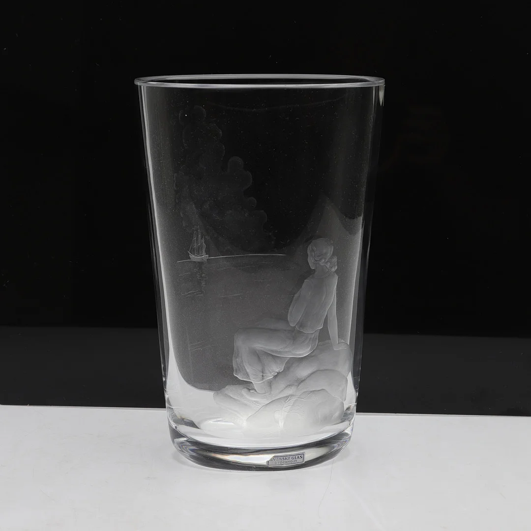 NILS LANDBERG. Vas, klarglas, graverad dekor, Orrefors, signerad. — Art glass — Gomér & Andersson Norrköping