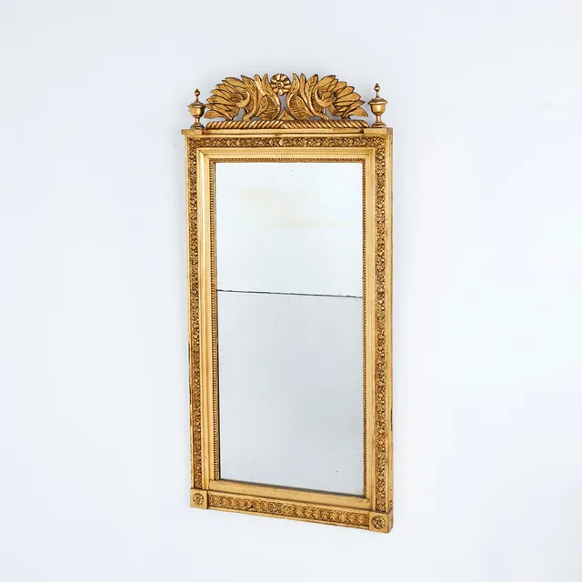SPEGEL, 1800-tal, sengustaviansk stil, tvådelat glas, dekor i pastellage, förgylld, skuret kröndekor med bladverk samt fåglar.