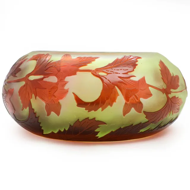 A green, frosted glass bowl overlaid with reddish brown glass. Carved with flower motifs. Signed Gallé. H. 6 cm. Diam. 15 cm.