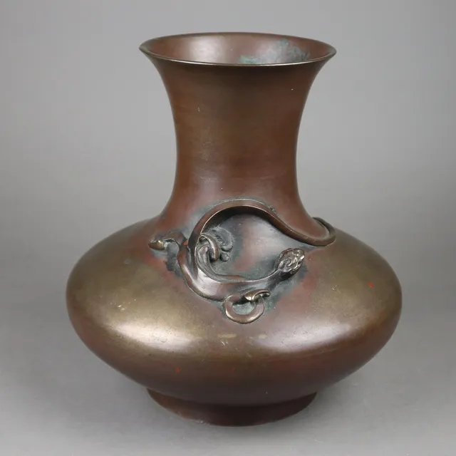 --VASE - China, Metall bronziert.