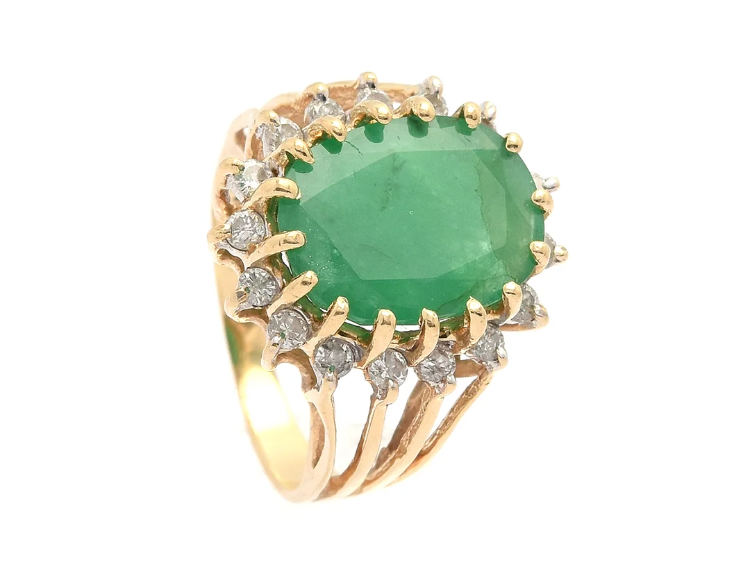 RING, 14K guld, ovalslipad smaragd, 16 briljantslipade diamanter ca 0,48 ctv, ca W(H)/SI-P, stl 16,75 mm, vikt 5,7 g, smaragd opak med inneslutningar som når ytan, flera diamanter med nagg. — Smycken/Ring — Kaplans