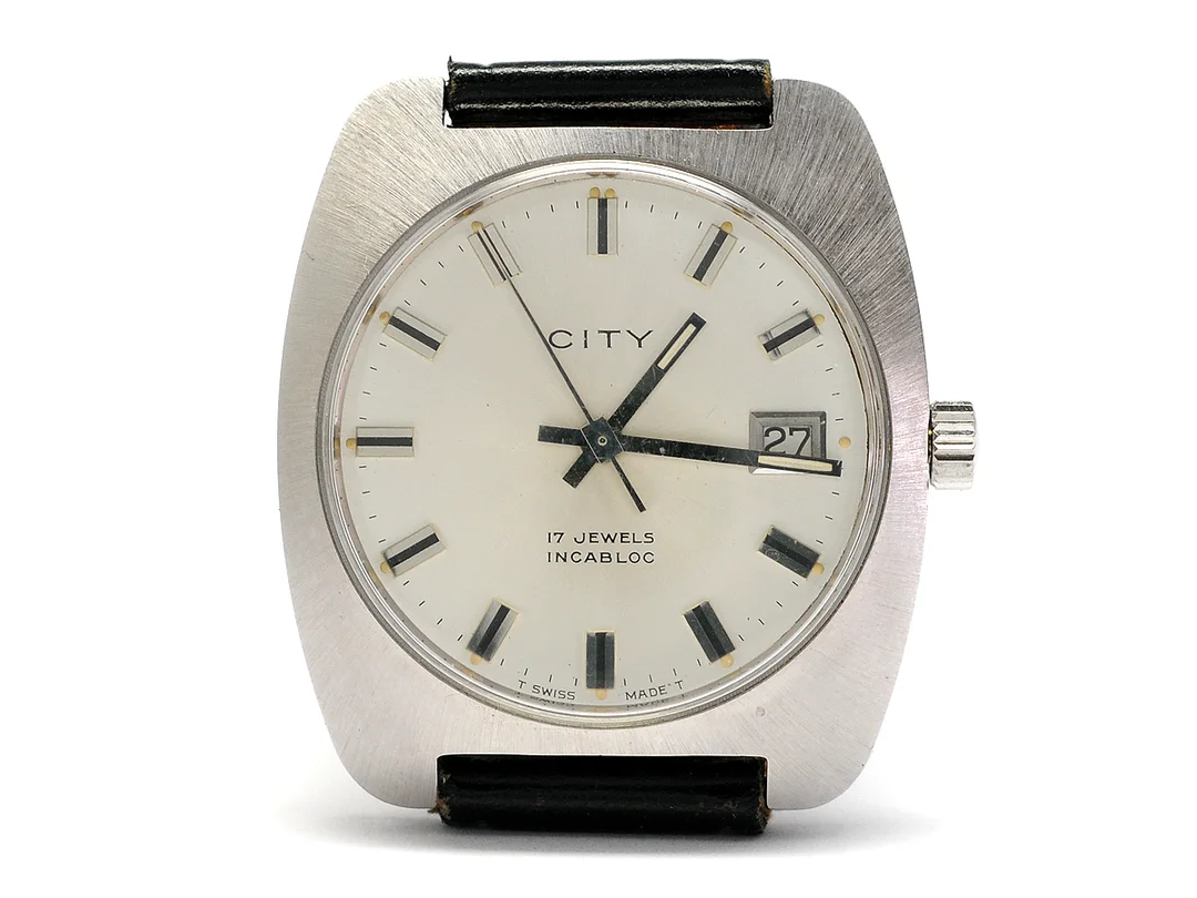 CITY, herrur, 36 x 34 (40) mm, Boett nr. 182710, vitmetall, manuell, plexiglas, datum, skadad urtavla, läderband, ca 1965. — Klockor/Övriga klockor — Kaplans
