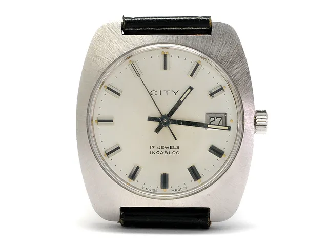 CITY, herrur, 36 x 34 (40) mm, Boett nr. 182710, vitmetall, manuell, plexiglas, datum, skadad urtavla, läderband, ca 1965.