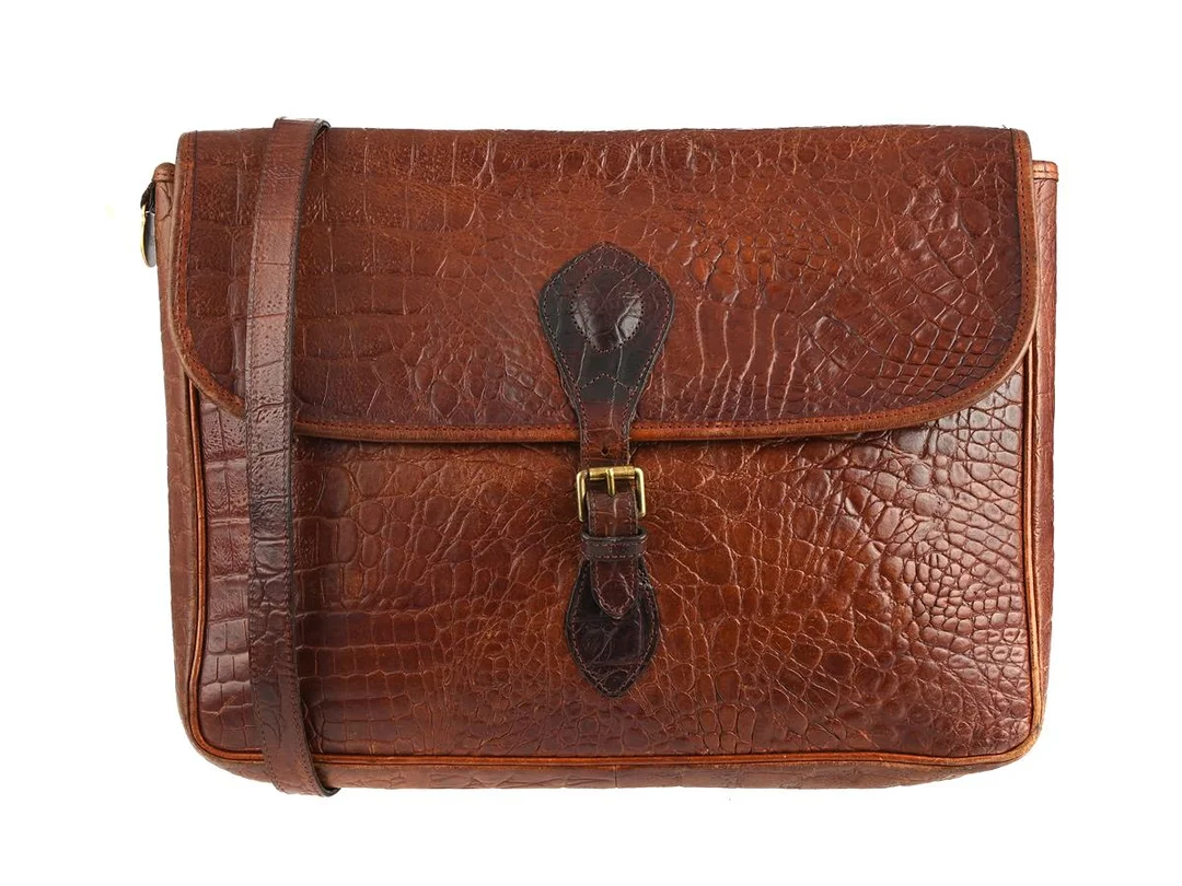 VÄSKA, MULBERRY, vintage, brunt präglat, mässingfärgade beslag, 35x27x5 cm, dustbag, bruksslitage. — Accessoarer/Väskor — Kaplans