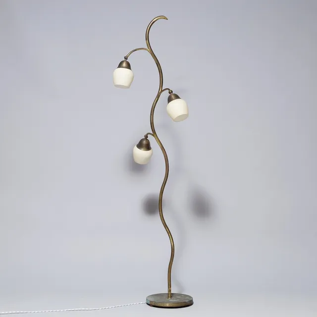 DANSK DESIGN. Skulpturel gulvlampe af messing, skærme af opalglas, Fog & Mørup, Danmark, 1940/50'erne.