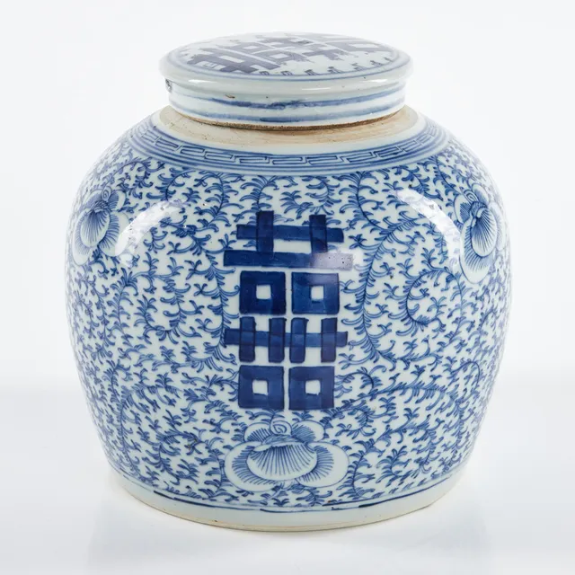 BOJAN med LOCK, porslin, Kina, sen Qing (1644-1912), dekor av slingrande blom- och bladornamentik samt shou-symboler i blåvit underglasyr.