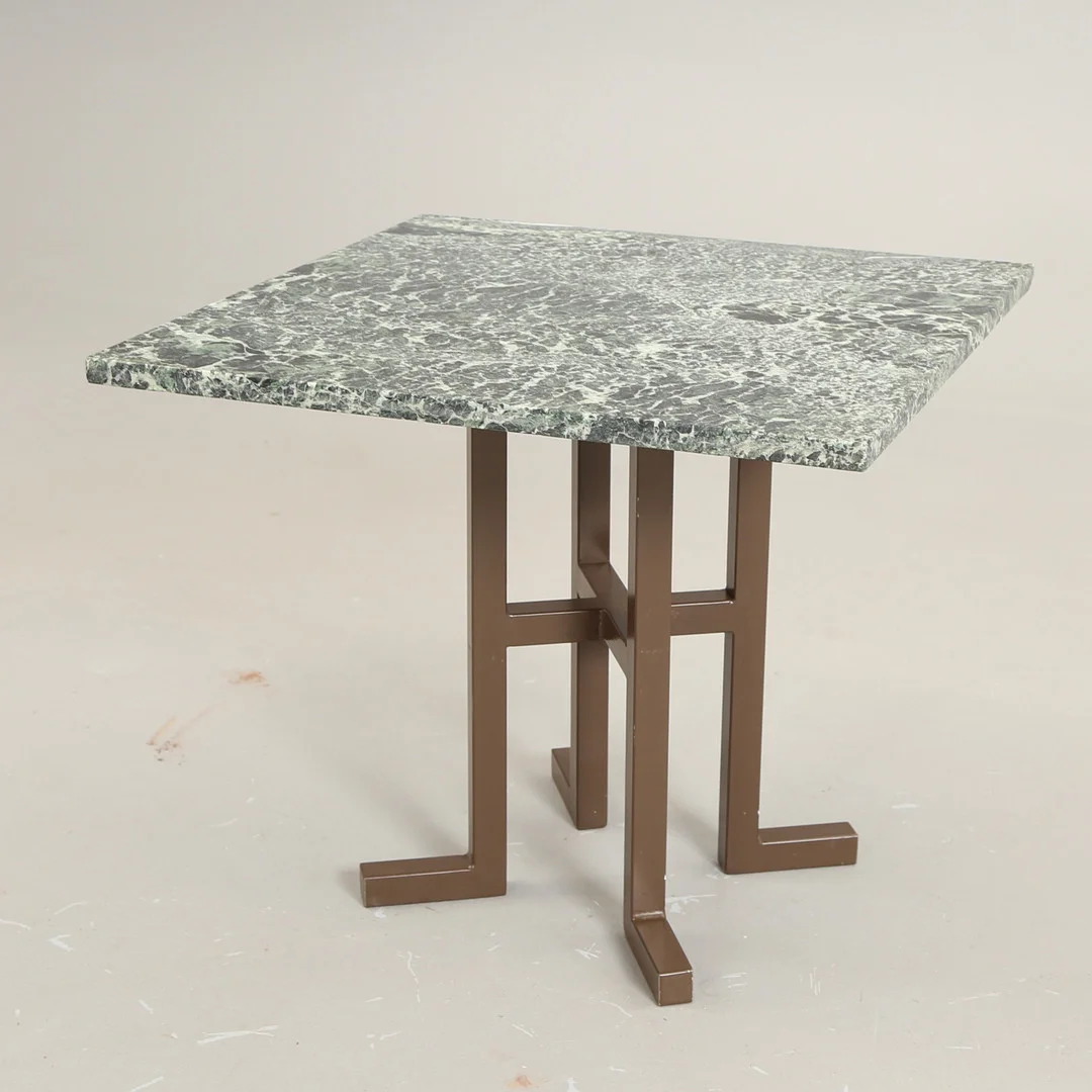 DANSK DESIGN. Sidebord / lampebord af stål og grøn marmor, 1970'erne. — Coffee Tables — Bidstrup Auktioner