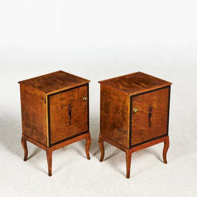 SÄNGBORD, 1 par, 1930/40-tal, fanér i björk och med svärtade detaljer, möjligen senare knoppar i mässing.