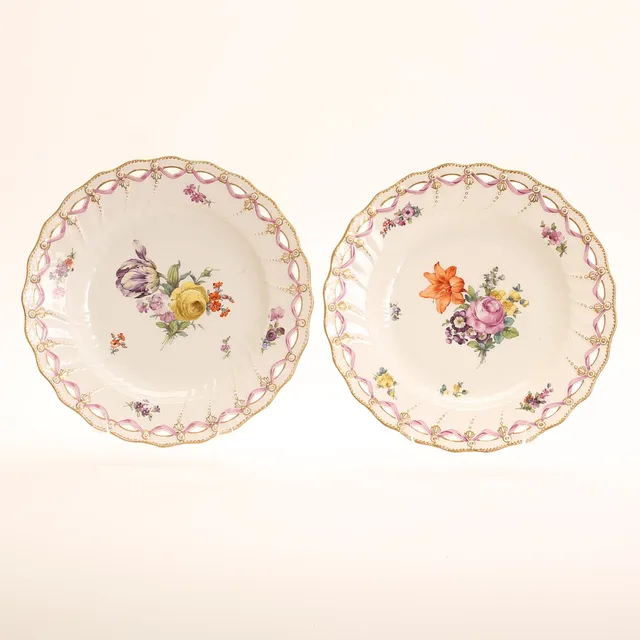 TALLRIKAR, 2 stycken, porslin, "Sachisk blomst", Royal Copenhagen.