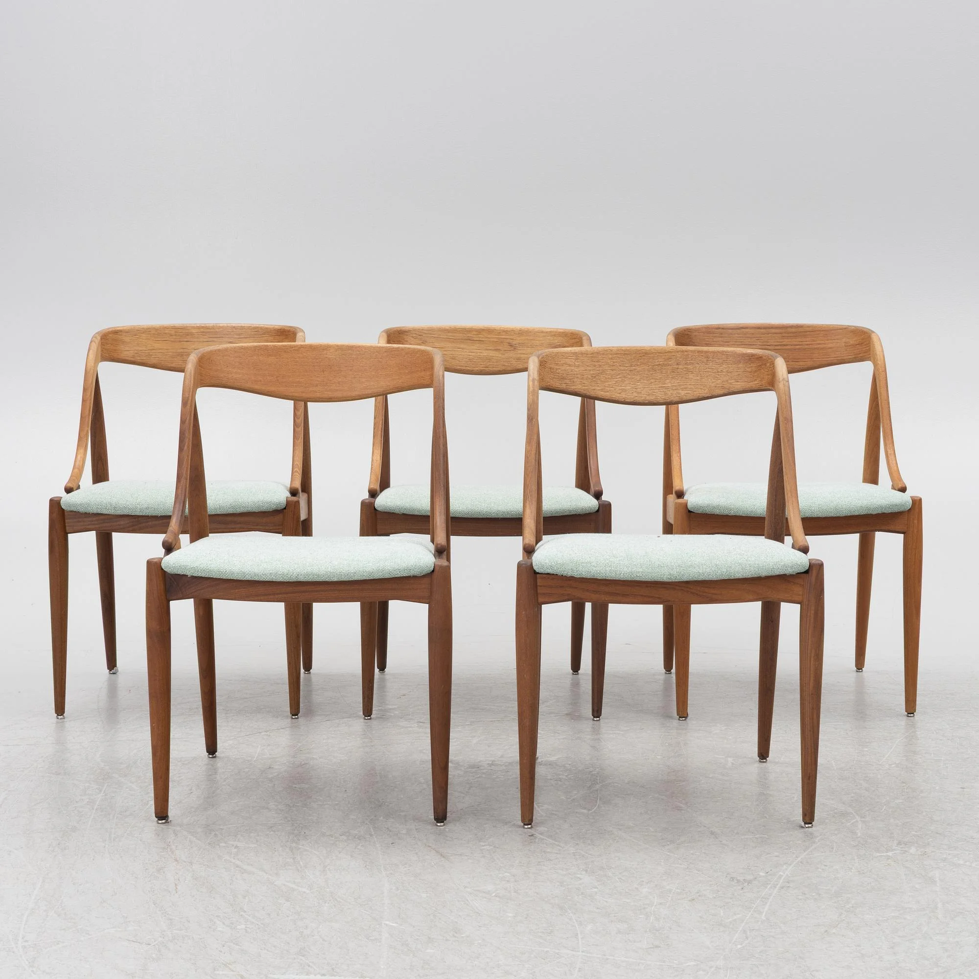Johannes Andersen, stolar, 5 st, Uldum Möbelfabrik, Danmark, 1960-tal. — Design/Möbler — Bukowskis
