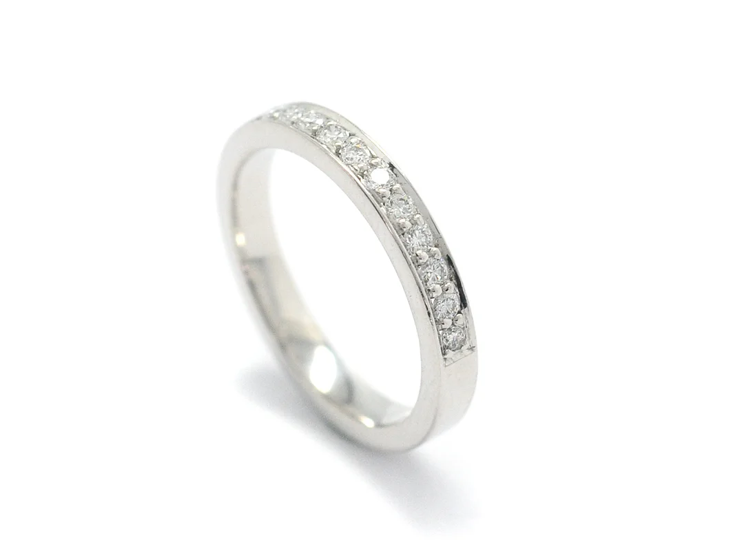 ALLIANSRING, 18K vitguld, 11 briljantslipade diamanter ca 0,22 ctv, Schalin, ca TW/VS, stl 16,75 mm, vikt 4,5 g. — Smycken/Alliansring — Kaplans
