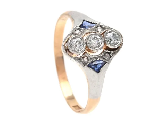 RING, 18K guld/platina, syntetiska safirer, gammalslipade diamanter ca W-Cr/SI-P, gravyr "1937", storlek 18,25 mm, vikt 3,2 g, ringskenan är skev, diamanterna har skador och inneslutningar som når ytan.