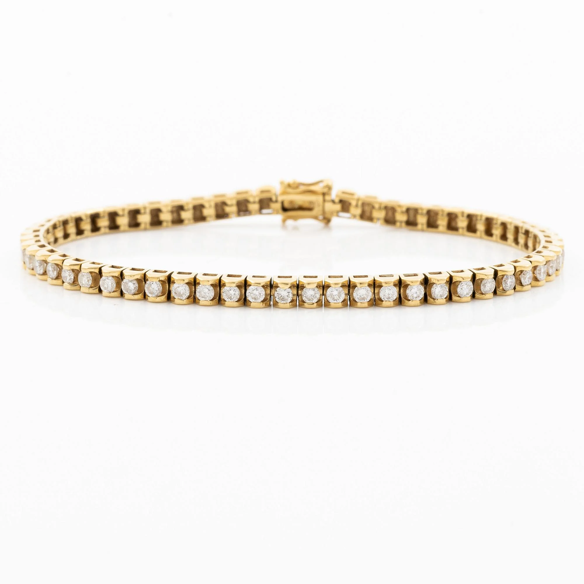 Tennisarmband, 18K guld med runda briljantslipade diamanter, totalvikt ca 1.75 ct. — Smycken/Armband — Bukowskis