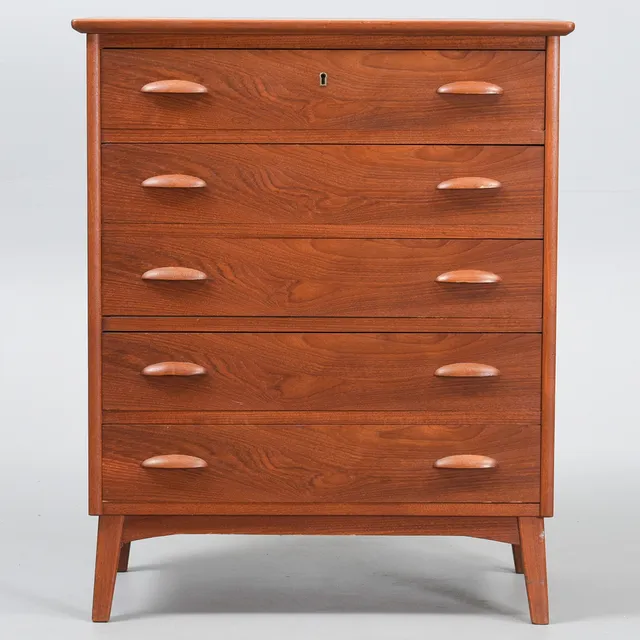 DANSK MØBELDESIGN. Kommode i teak, front med fem skuffer. 1950-60'erne.