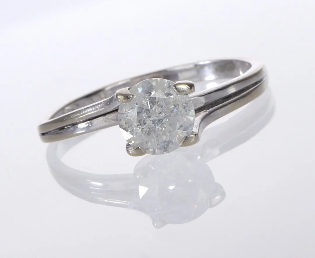 Jewel House. Solitaire ring of 14 kt. white gold, approx. 0.90 ct. O. 2000 — Jewellery/Rings — Lauritz