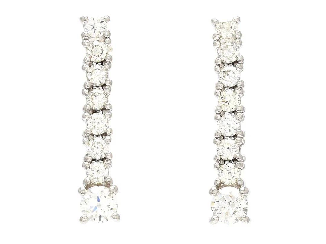 ÖRHÄNGEN, 18K vitguld, 16 briljantslipade diamanter ca 0,42 ctv, ca TW-TCr/VVS-VS, stift, längd 16 mm, vikt 2,5 g. — Smycken/Örhängen — Kaplans