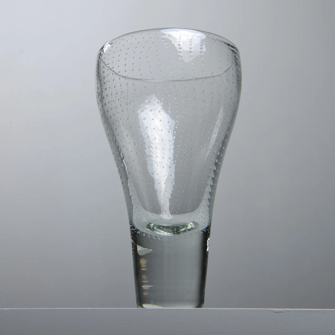 GUNNEL NYMAN. Vas, glas, "Musselglas", Nuutajärvi, Notsjö. — Art glass — Formstad Auktioner