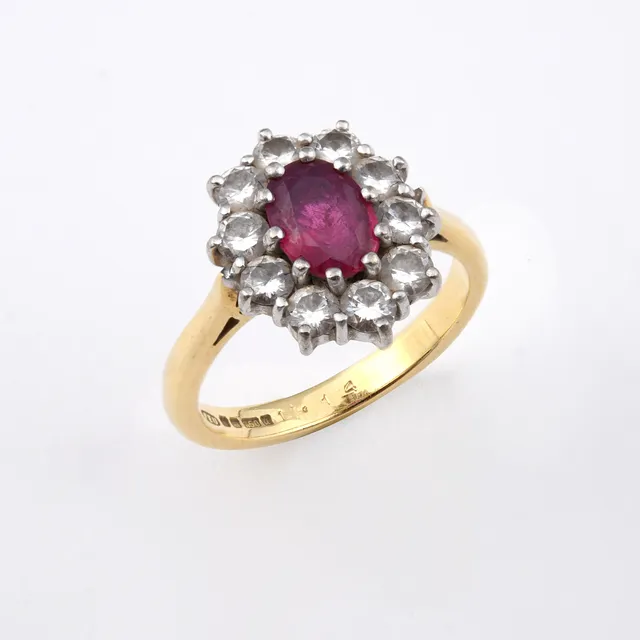 A RUBY AND DIAMOND CLUSTER RING.