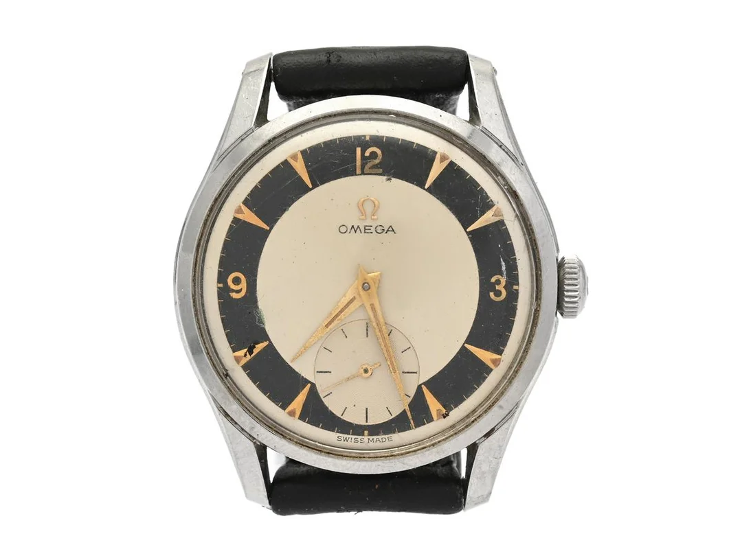 OMEGA, herrur, 36 mm, Cal 266, Serie nr. 13835962, Ref nr. CK 2639, Boett nr. 2639-15, stål (Staybrite), manuell, plexiglas, liten sekundvisare, skadad urtavla, defekt (akut servicebehov), läderband, ca 1953. — Klockor/Omega — Kaplans