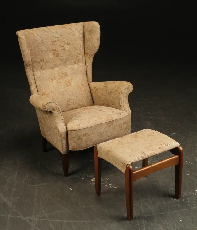 Fritz Hansen. Øreklapstol m. fodskammel, model 8023 (2)