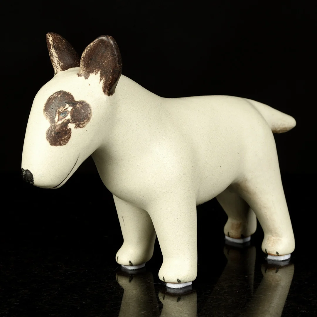 LISA LARSON. Figurin "Bullterrier" glaserat stengods, märkt Lisa L. Made in Sweden. — European — Norrlands Auktionsverk