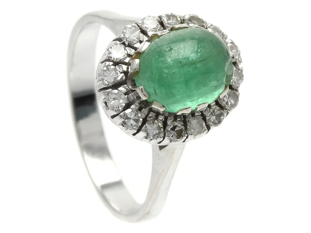 RING, 18K vitguld, cabochonslipad smaragd, 16 åttkantslipade diamanter ca 0,20 ctv, ca TW-Cr/VS-SI, stl 17,25 mm, vikt 4,6 g, diamanterna har skador och nagg, smaragden har skada samt inneslutningar som når ytan. — Smycken/Ring — Kaplans