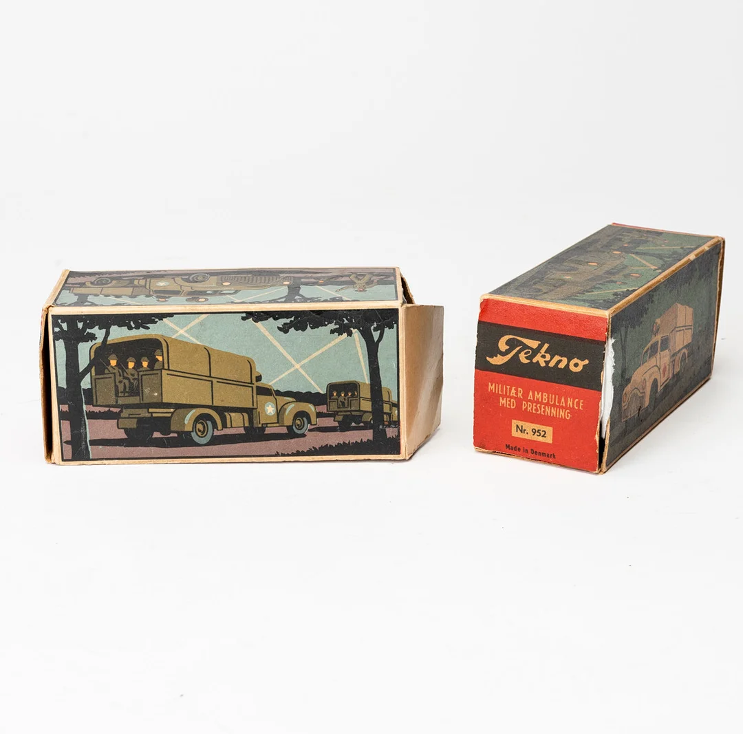 LEKSAKSBILAR, 2 st, metall, nr: 950 och 952, Tekno, Danmark. — Model cars — Auktionshuset Kolonn