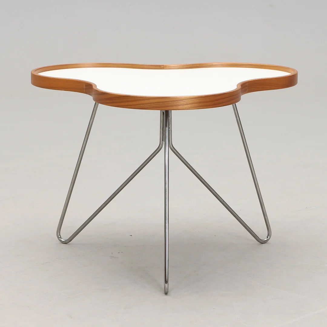 CHRISTINE SCHWARZER. Soffbord, "Flower", för Swedese, valnöt, stålunderredde. — Tables — Crafoord Auktioner Malmö