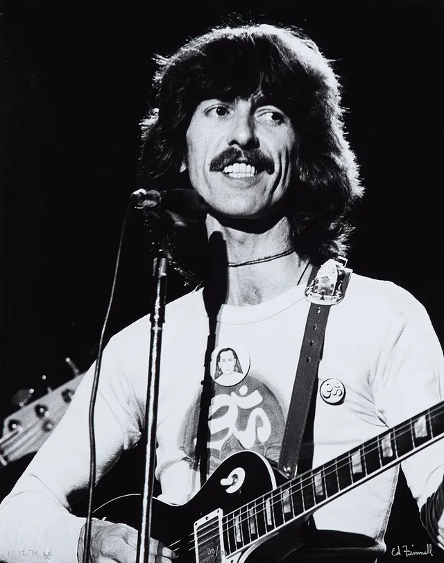 ED FINNELL. George Harrison, "Dark Horse Tour'', Los Angeles, 12 November 1974, signerad och numrerad 30/50, analogt (darkroom made) fotografi.